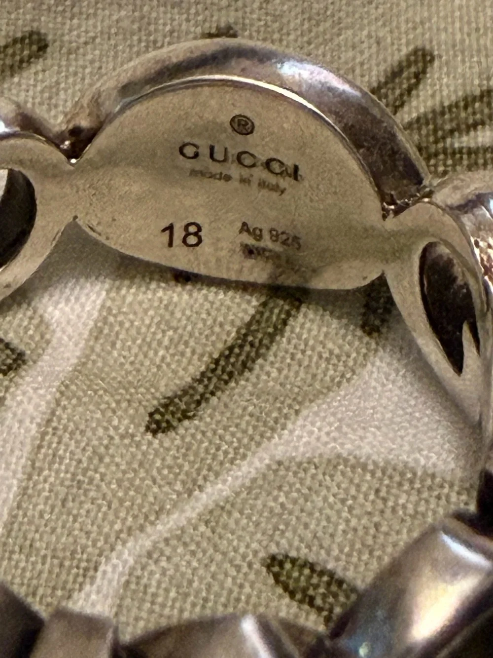 Gucci ring featuring